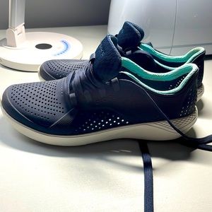 Croc tennis shoe size w8